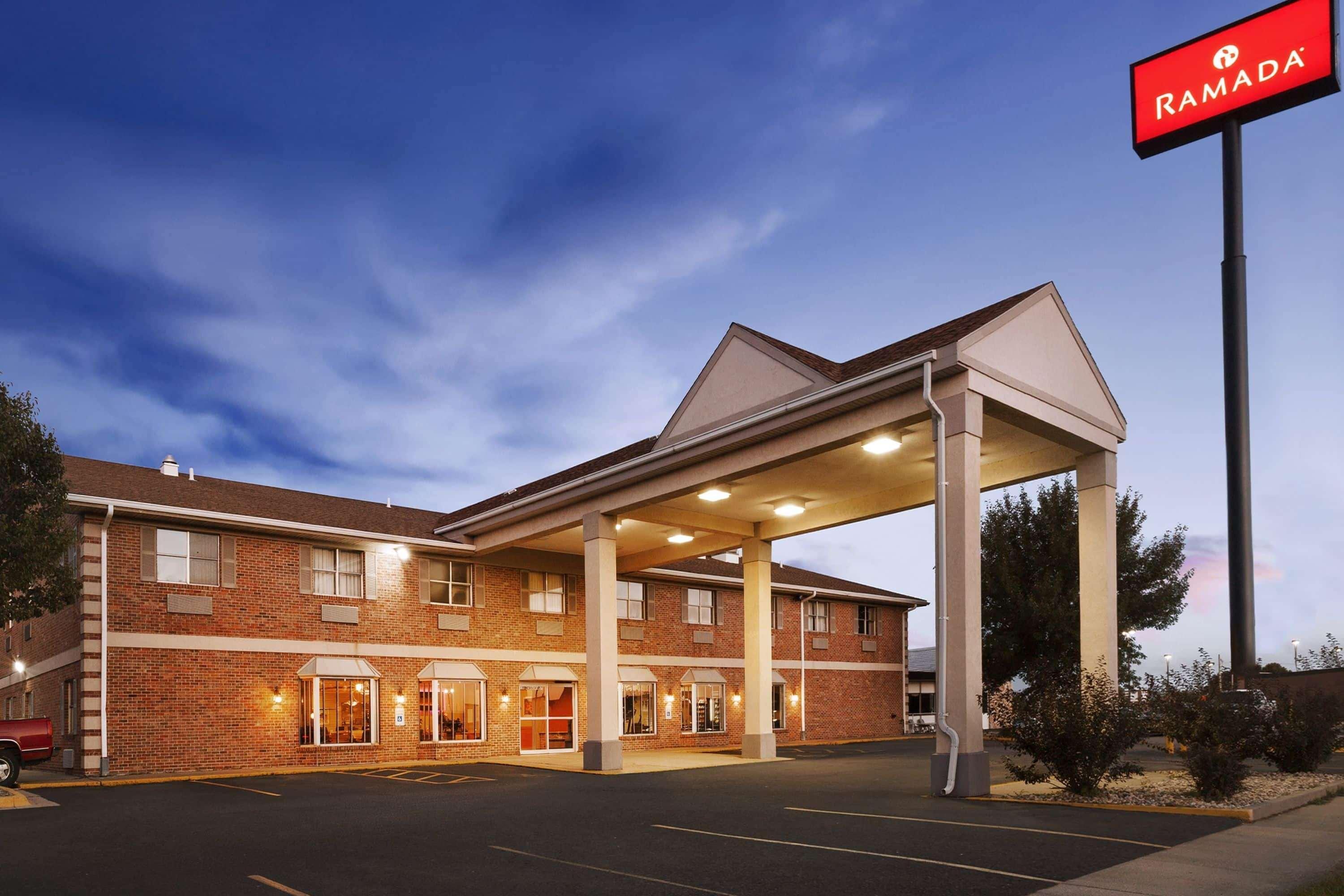 Ramada By Wyndham Sioux Stadt Exterior foto
